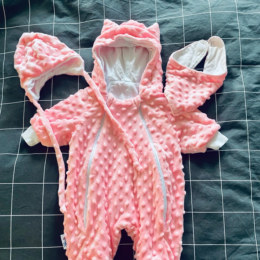 Fall-spring Baby suite with hat and bib